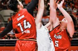 开云足球直播-强强对决！球员们在重要比赛中展现出色技巧