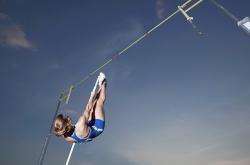 开云体育在线-绿茵与极速的双重奏，当利物浦的爱尔兰淘汰赛遇见基耶萨的F1揭幕战接管