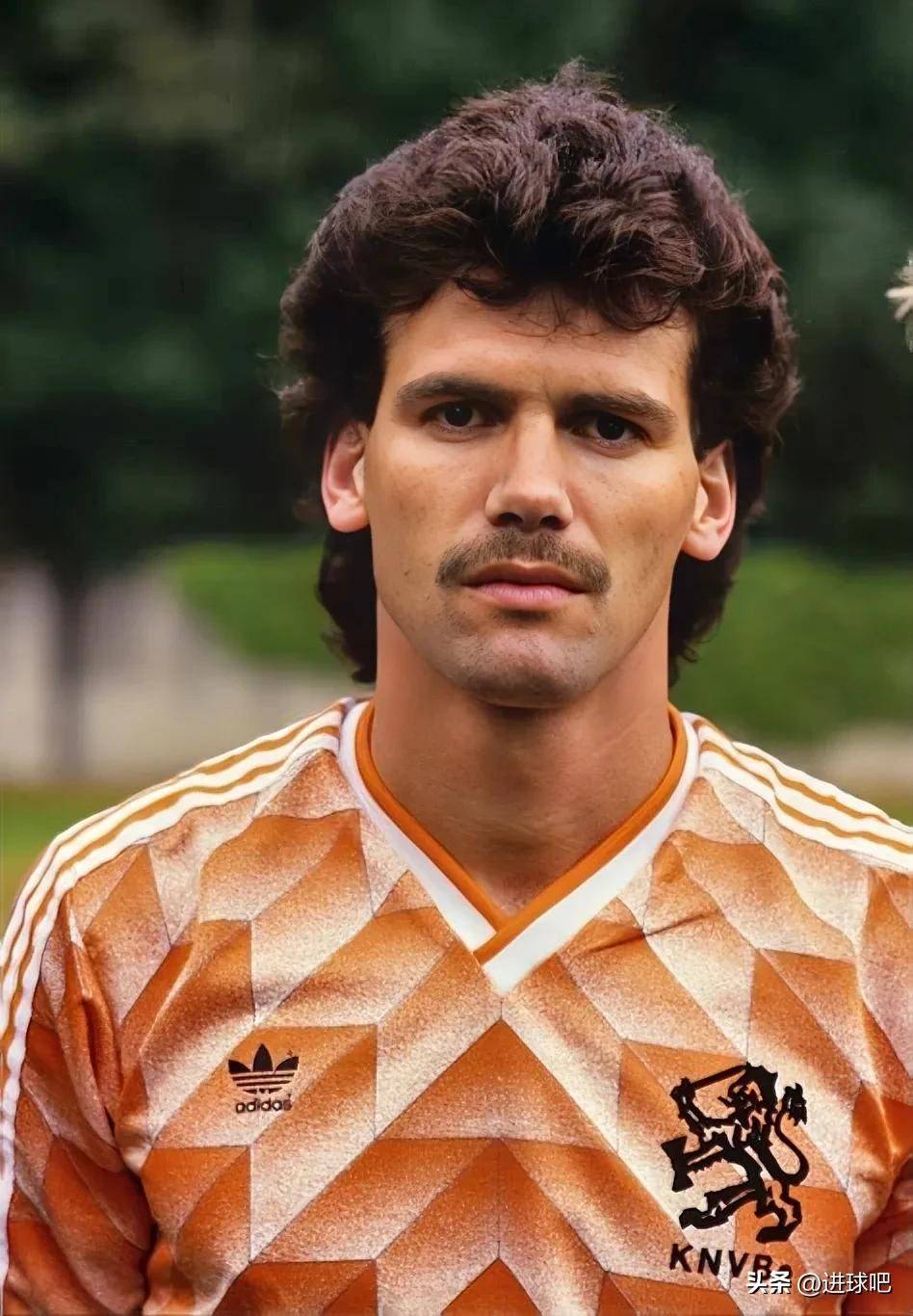 关于荷兰名将宣布退役,球坛一段传奇谢幕的信息 关于荷兰名将宣布退役,球坛一段传奇谢幕的信息