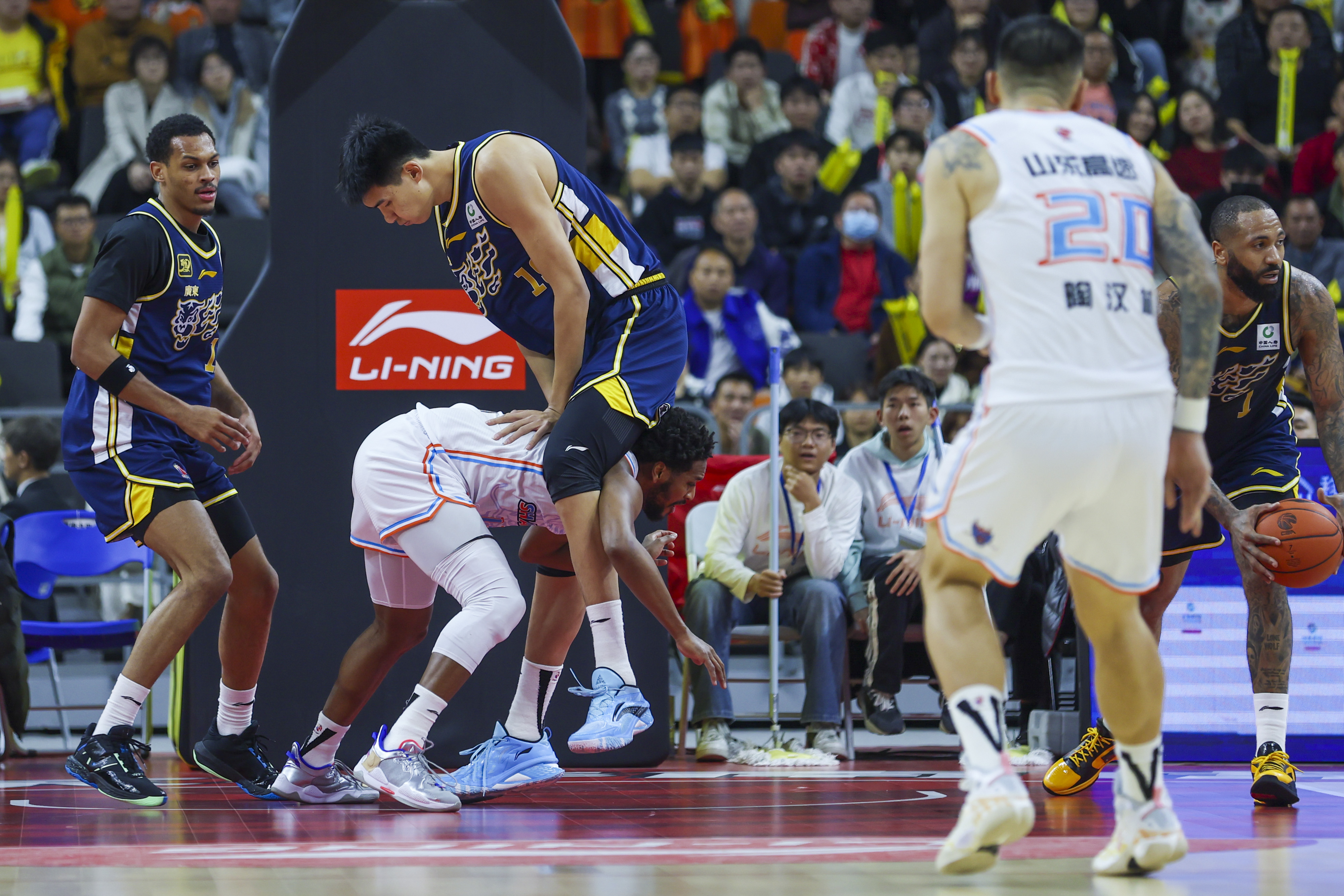 热血激情！球员奋力拼搏争取每分的简单介绍