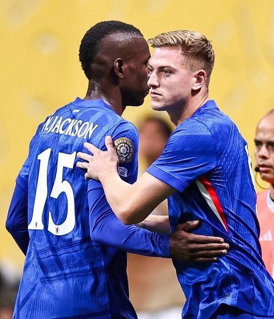 包含切尔西新援上演帽子戏法，助球队大获全胜的词条