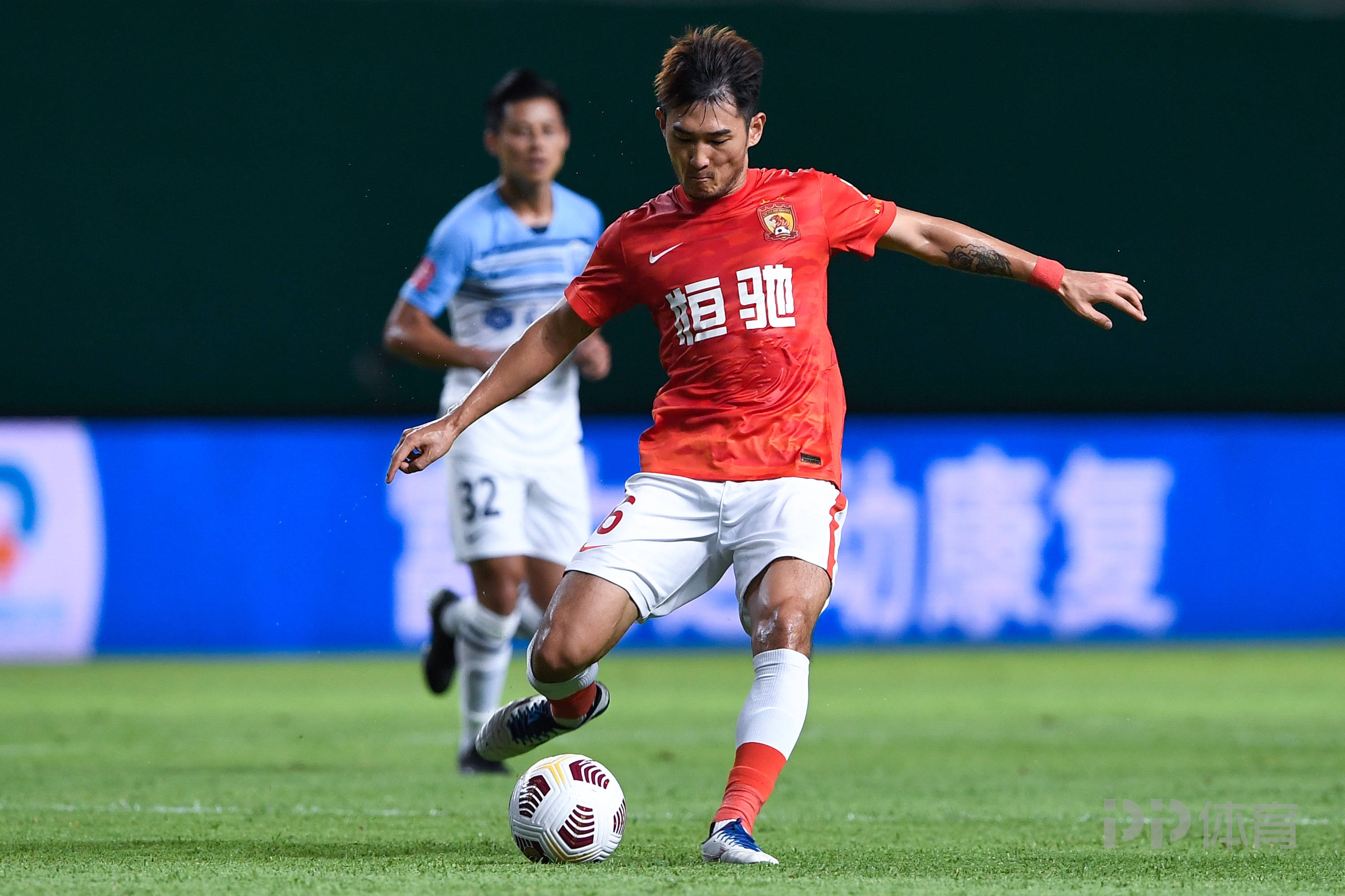 重庆队客场险胜青岛队，保持胜率稳定