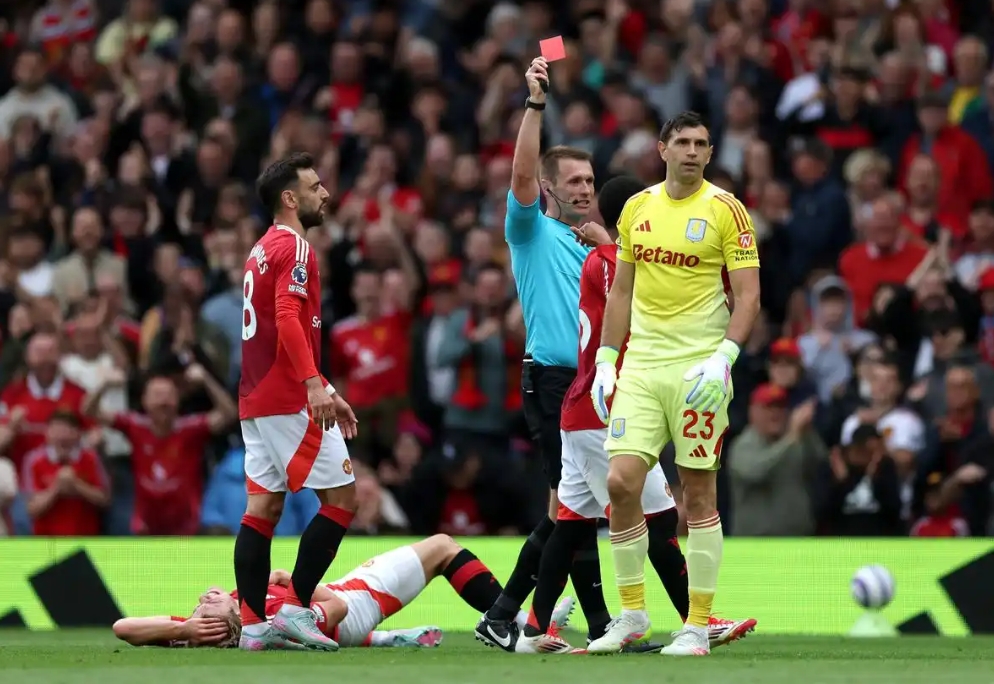 包含罗马主帅怒斥裁判判罚，影响队伍士气备战下一场比赛的词条