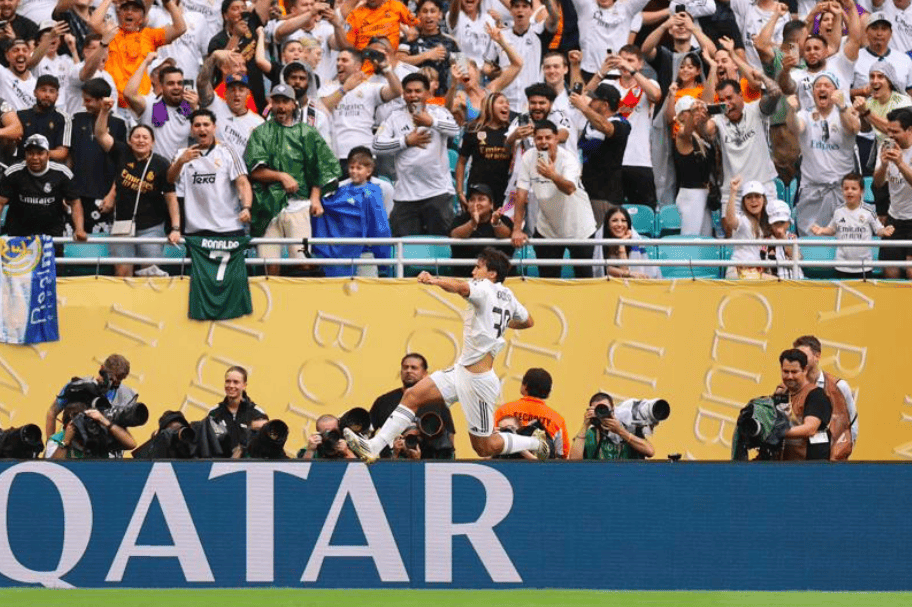 豪门球队巅峰对决,比赛激烈升级引人关注 豪门球队巅峰对决,比赛激烈升级引人关注