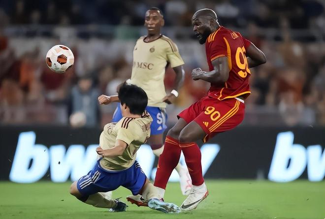 曼联进攻火力全开,客场大胜对手连胜达到四轮 曼联进攻火力全开,客场大胜对手连胜达到四轮