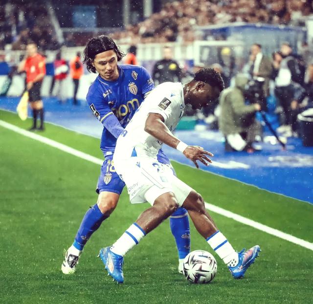 紧张瞬间：欧洲足球联赛争夺激烈的简单介绍