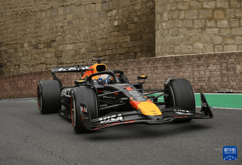 包含梅赛德斯逆转红牛车队，拉塞尔统治全场的词条