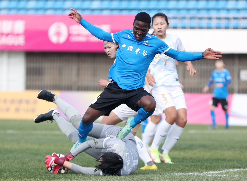 包含体育新闻：顶尖女子足球选手大比拼的词条