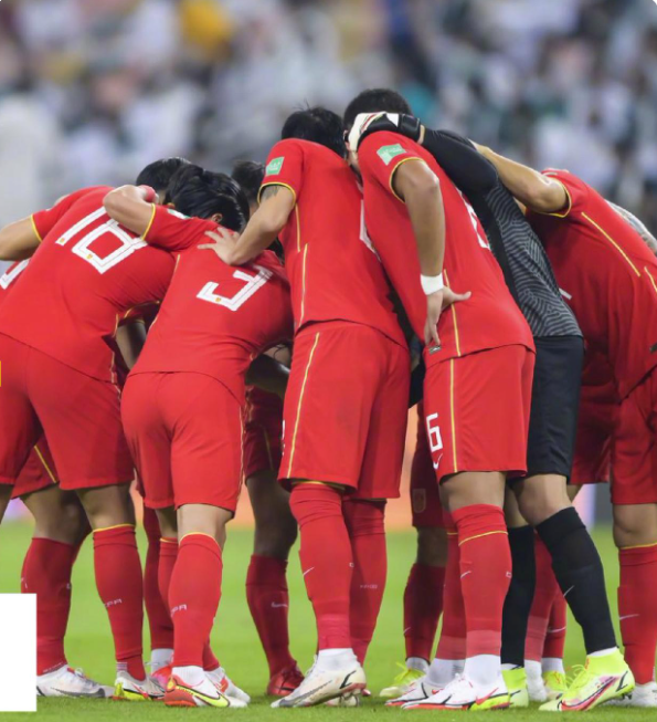 包含国内足球队在国际赛事中遭遇困难，球员面临压力的词条