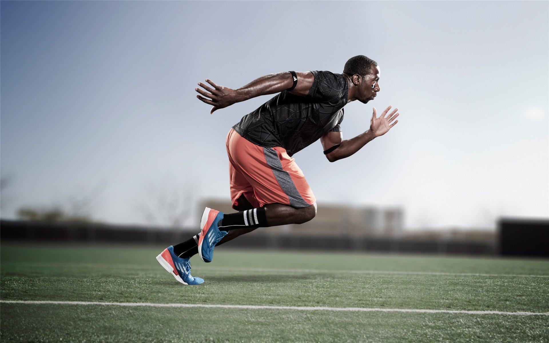 赛道上的心跳时刻，塞恩斯统治全场，梅赛德斯险胜雷诺